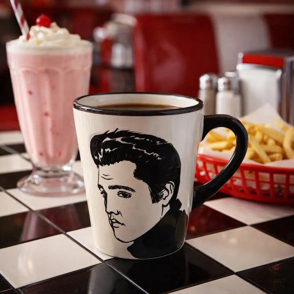 Elvis Presley mintás kerámia bögre retro diner környezetben milkshakel és sült krumplival