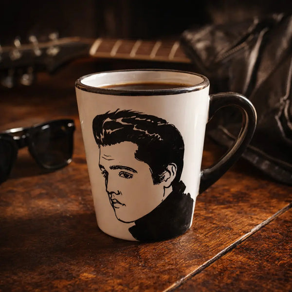 Kézzel festett Elvis bögre gitárral és bőrkabáttal rock and roll hangulatban