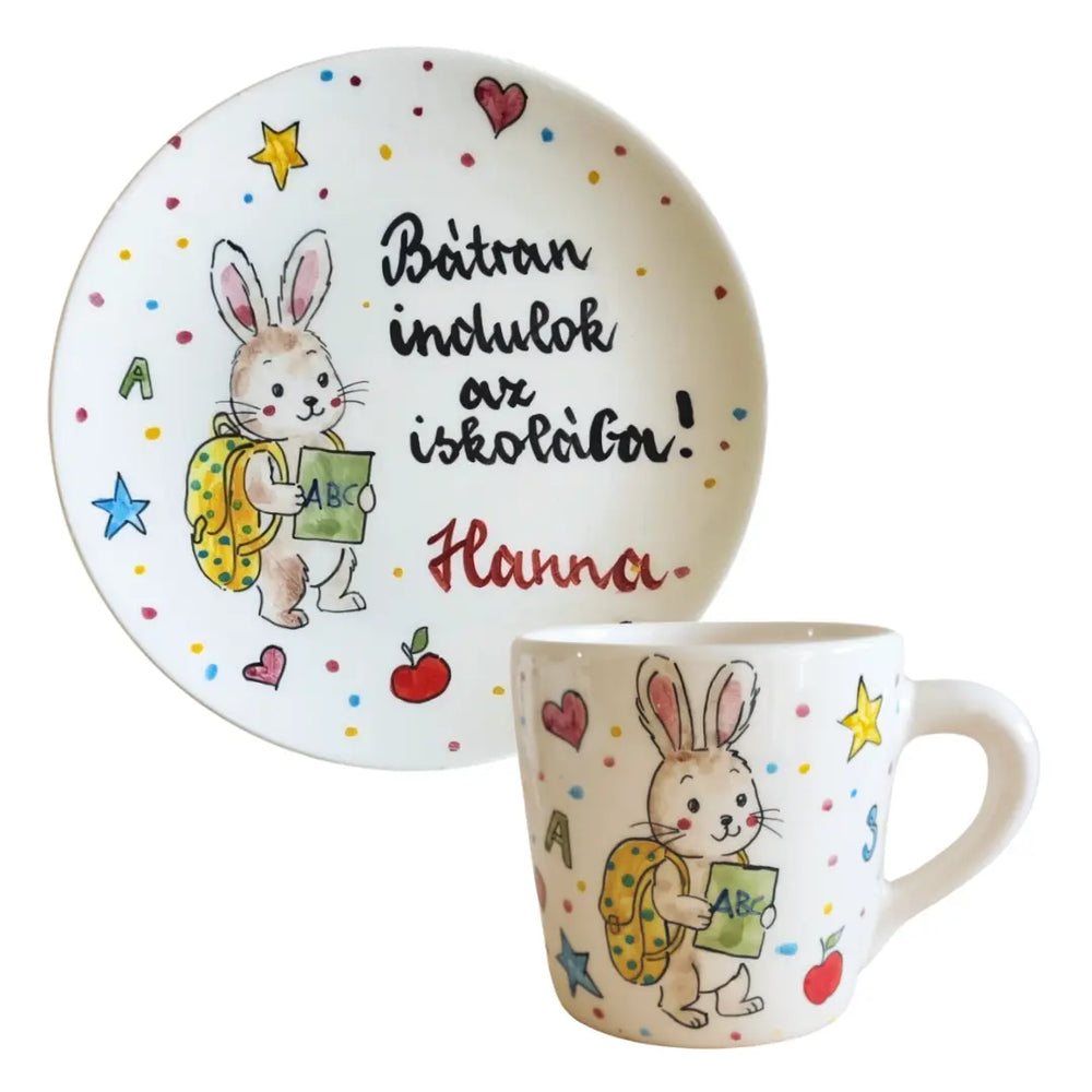 Névre szóló nyuszis iskolakezdő bögre és tányér szett reggelizőasztalon