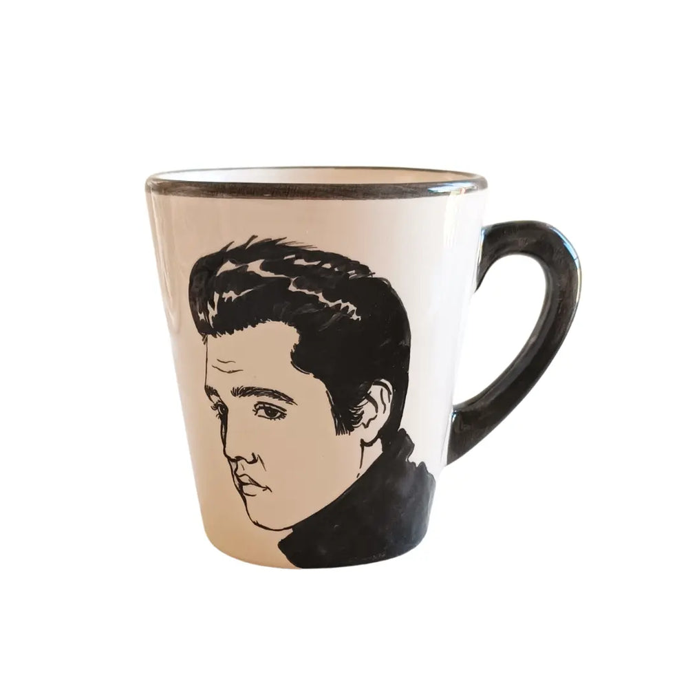 Kézzel festett Elvis Presley bögre kávéval, croissant-tal reggeli hangulatban