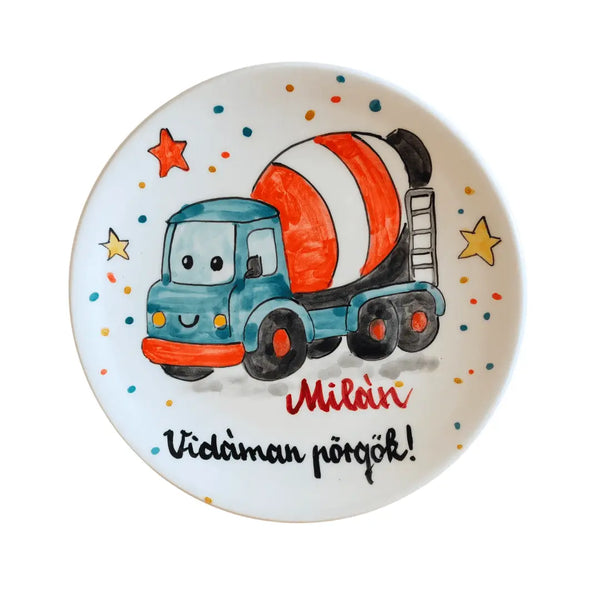 Névre szóló betonkeverős gyerek tányér – kézzel festett kerámia, „Vidáman pörgök!” felirattal