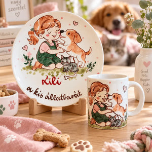 Névre szóló kis állatbarát bögre és tányér szett kézzel festett kutyás-cicás mintával, lifestyle környezetben.