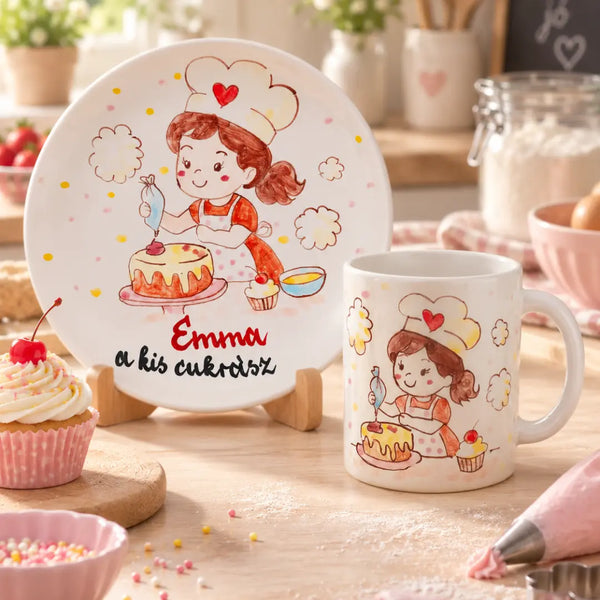 Névre szóló kis cukrász bögre és tányér szett kézzel festett cukrászlány mintával, hangulatos sütős lifestyle környezetben.
