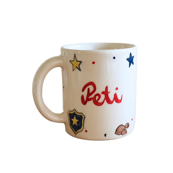 Rendőrautós bögre hátulnézet – a gyerek nevével és rendőrjelvénnyel