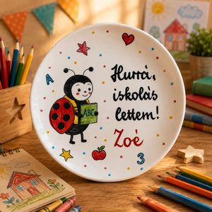 Katicabogaras iskolakezdő tányér – egyedi felirattal